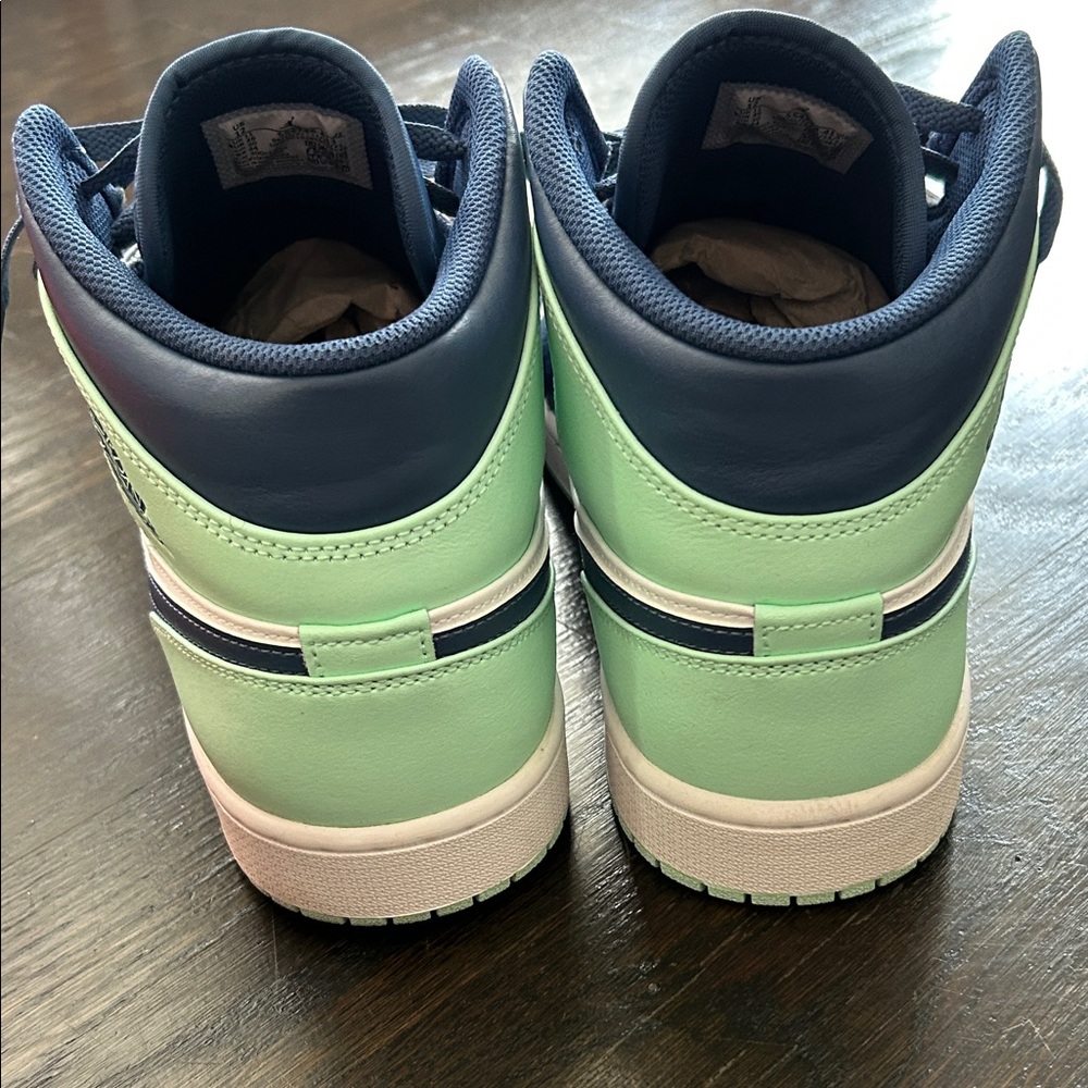 Nike Air Jordan 1 Mid - Picture 5 of 8